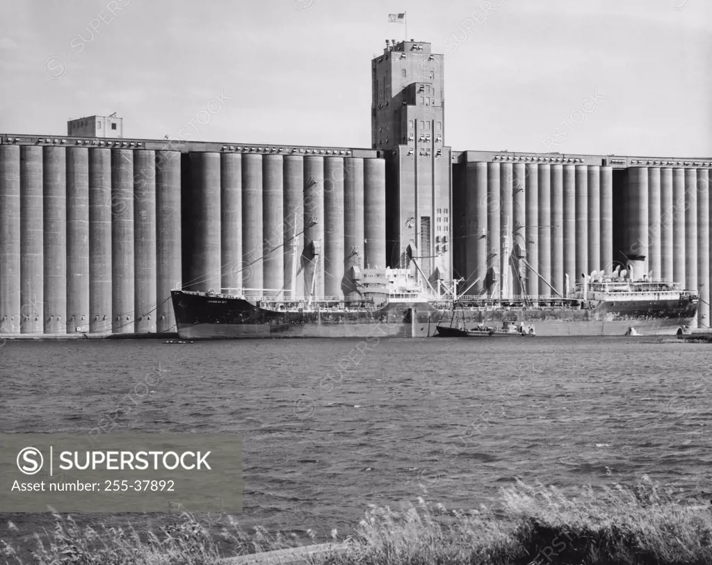 Industrial ship at a grain elevator, Superior, Wisconsin, USA