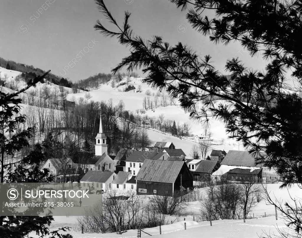 USA, Vermont, East Corinth, houses on snow covered landscape