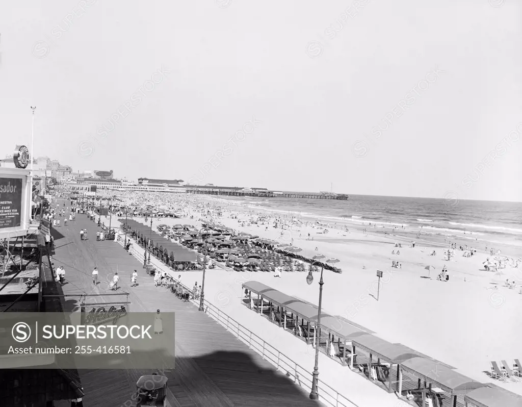 USA, New Jersey, Atlantic City, promenade near beach