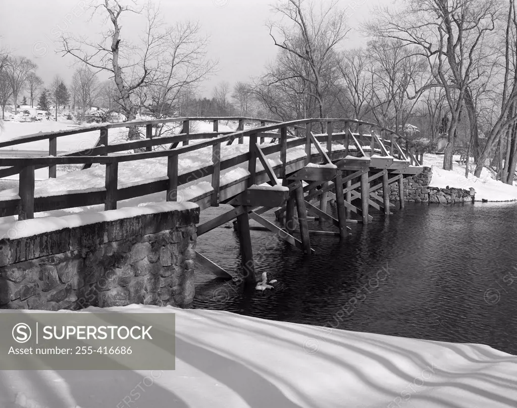 USA, Massachusetts, footbridge under snow
