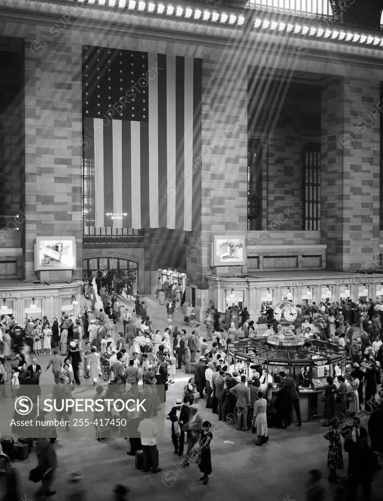 USA, New York City, crowds in Grand Central Station