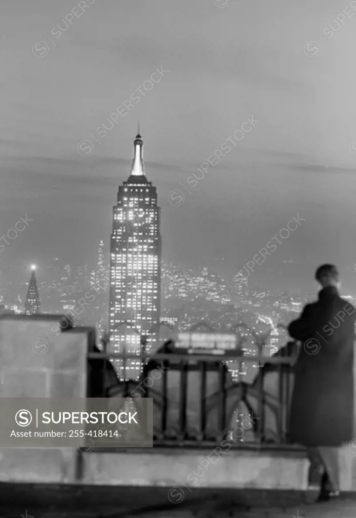 USA, New York State, New York City, View of Manhattan at sunset, Empire State Building in foreground