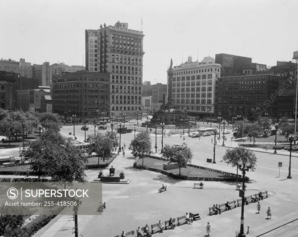 USA, Ohio, Cleveland's public square, with soldiers and sailors monument in the center