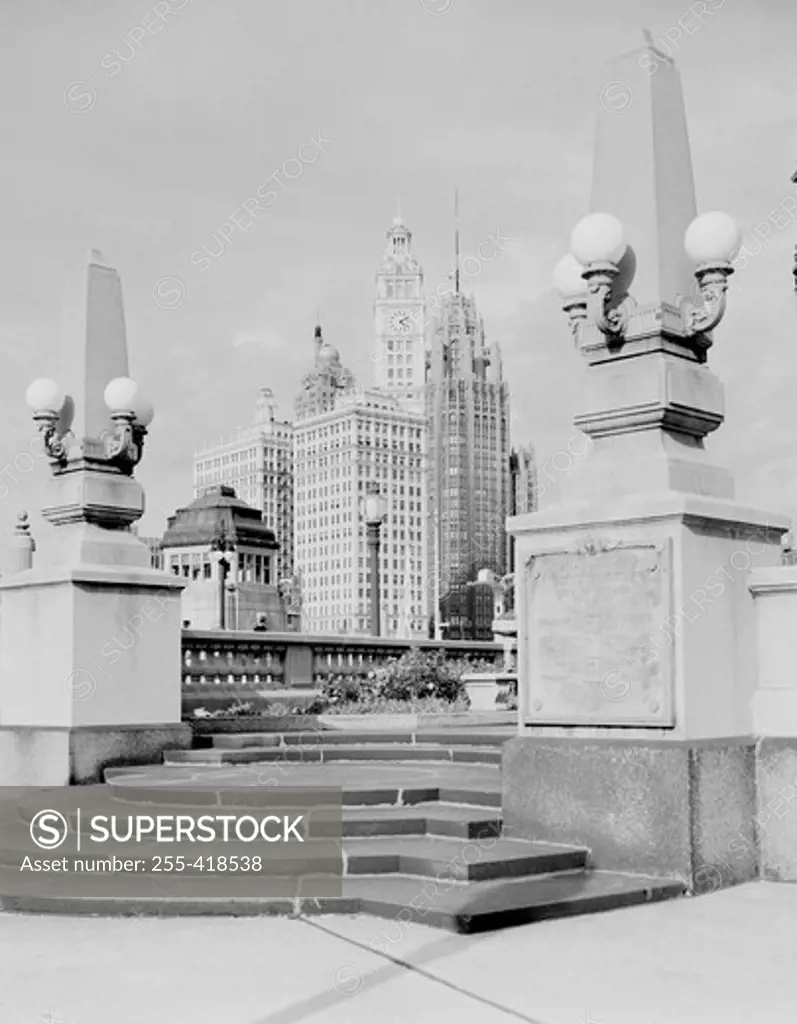 USA, Illinois, Chicago, view of Wrigley Building from Wacker Drive