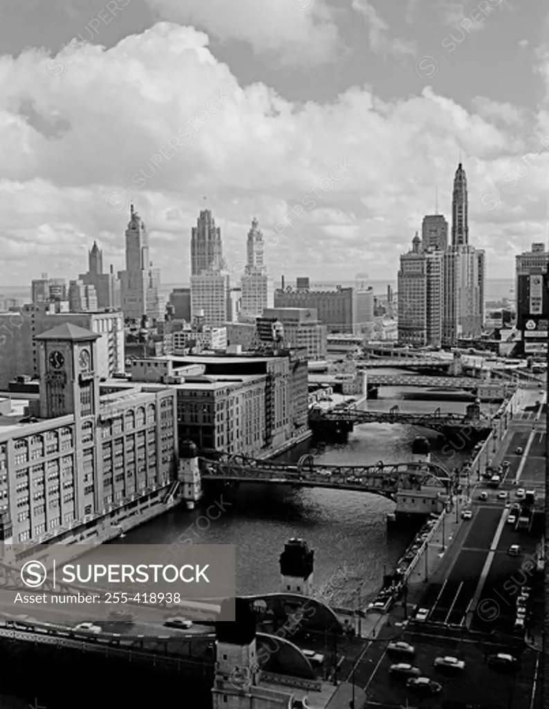 USA, Illinois, Chicago, view over Chicago river and Wacker Drive in heart of business section