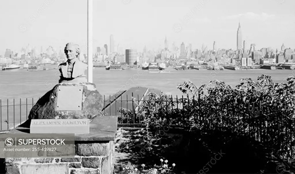 USA, New York State, New York City, View looking past Alexander Hamilton Memorial toward skyline of Midtown Manhattan