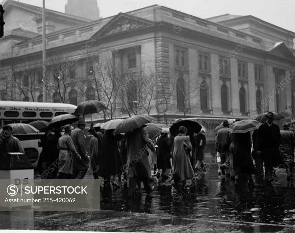 USA, New York State, New York City, crowd crossing street in rain