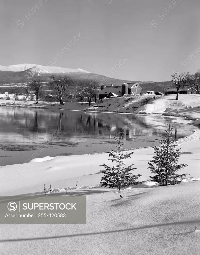 USA, Vermont, winter landscape with lake