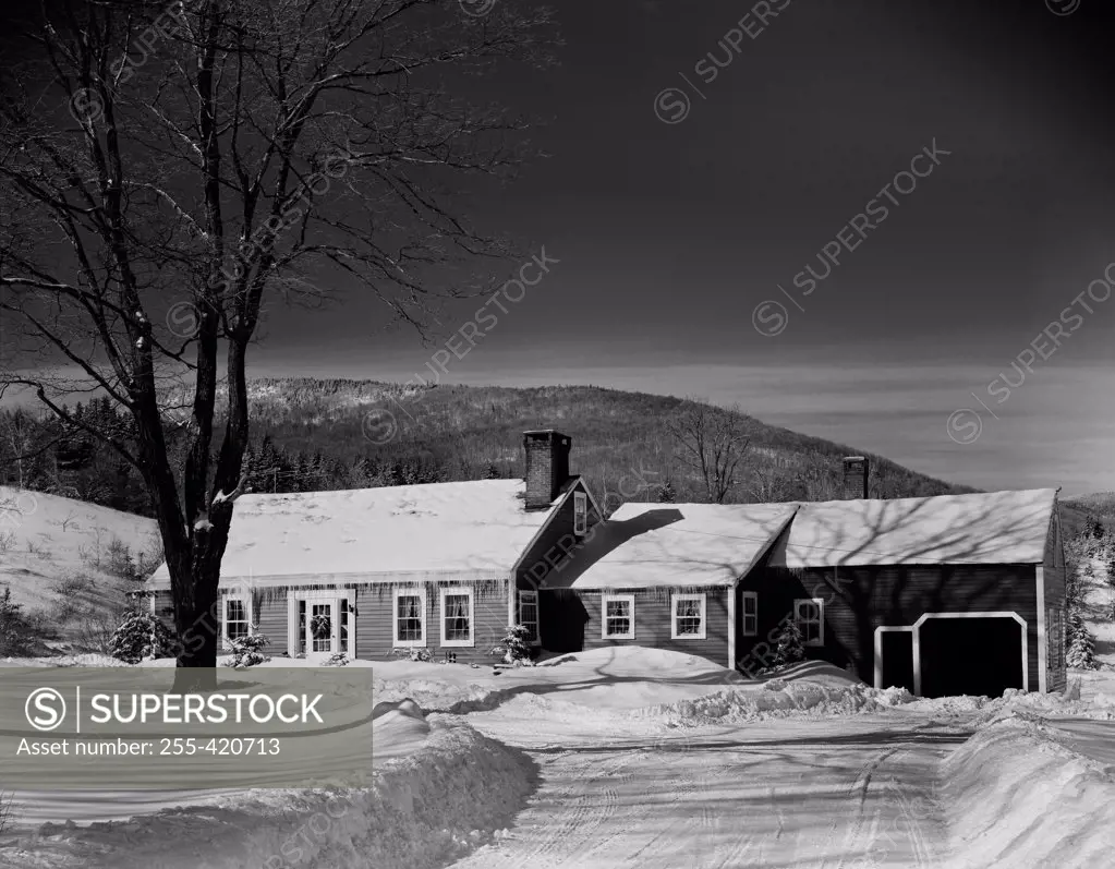 USA, Vermont, Wooden cottage in winter landscape