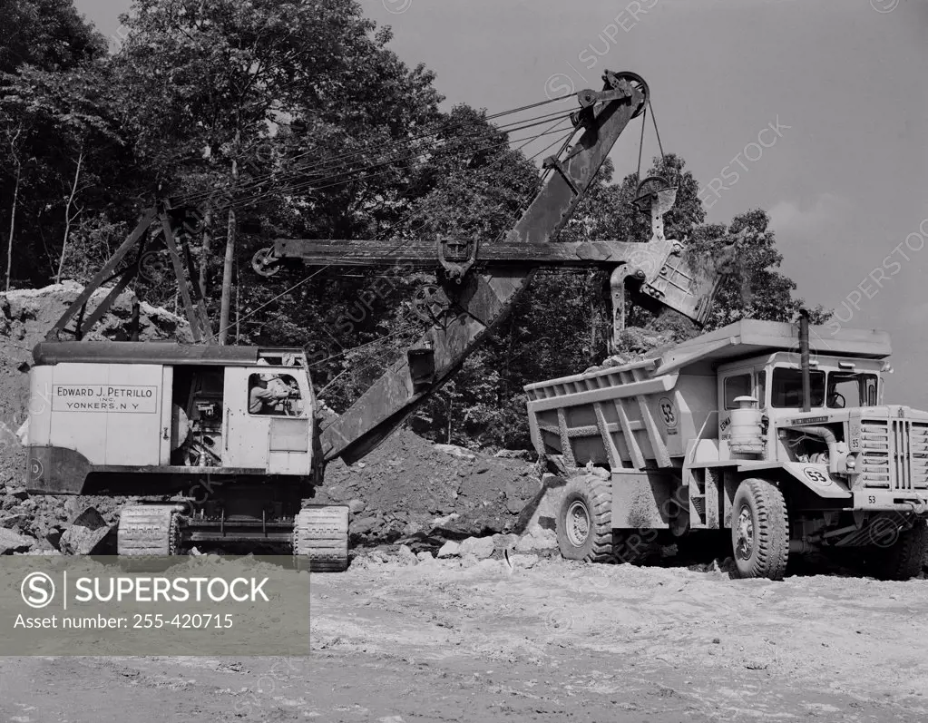 USA, New Jersey, Phillipsburg, Earth mover putting soil on dump truck