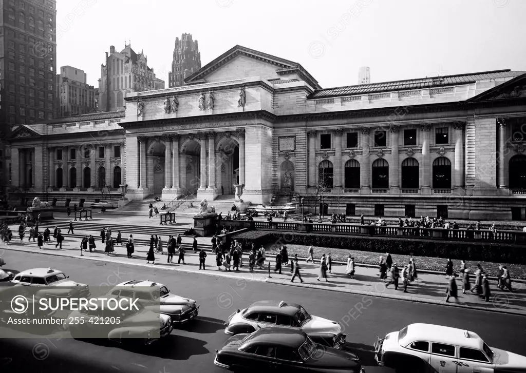USA, New York, New York City, Busy street in front of Public Library