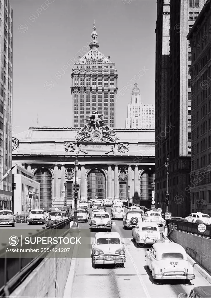 USA, New York, New York City, Traffic on ramp leading to 42nd Street overpass with Grand Central Terminal in background