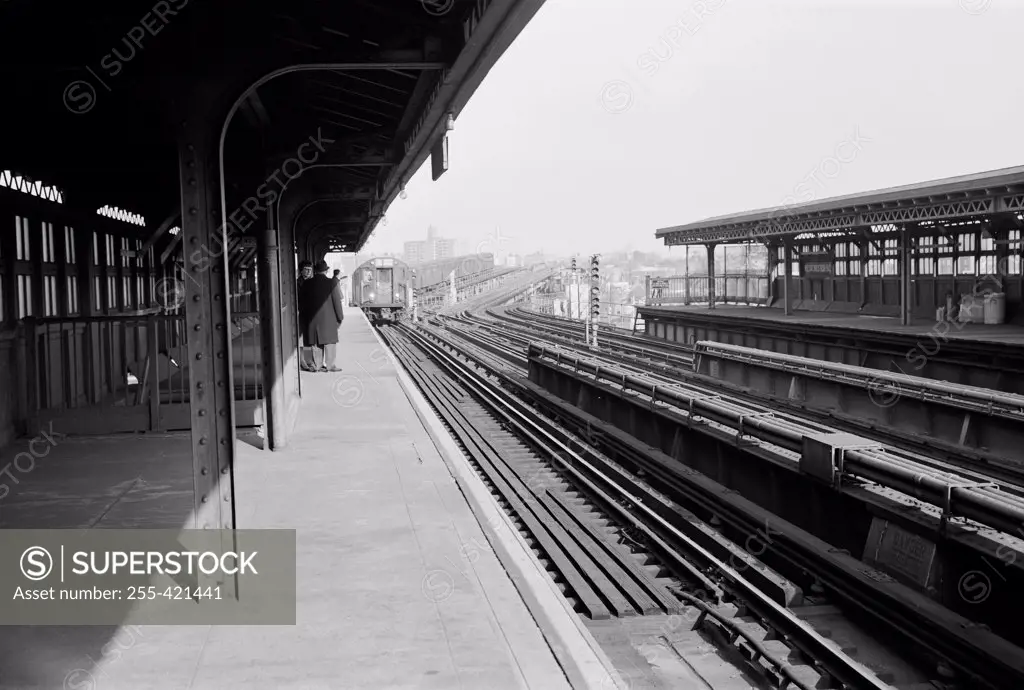 USA, New York State, New York City, The Bronx, Elevated section of subway at Queensboro Plaza