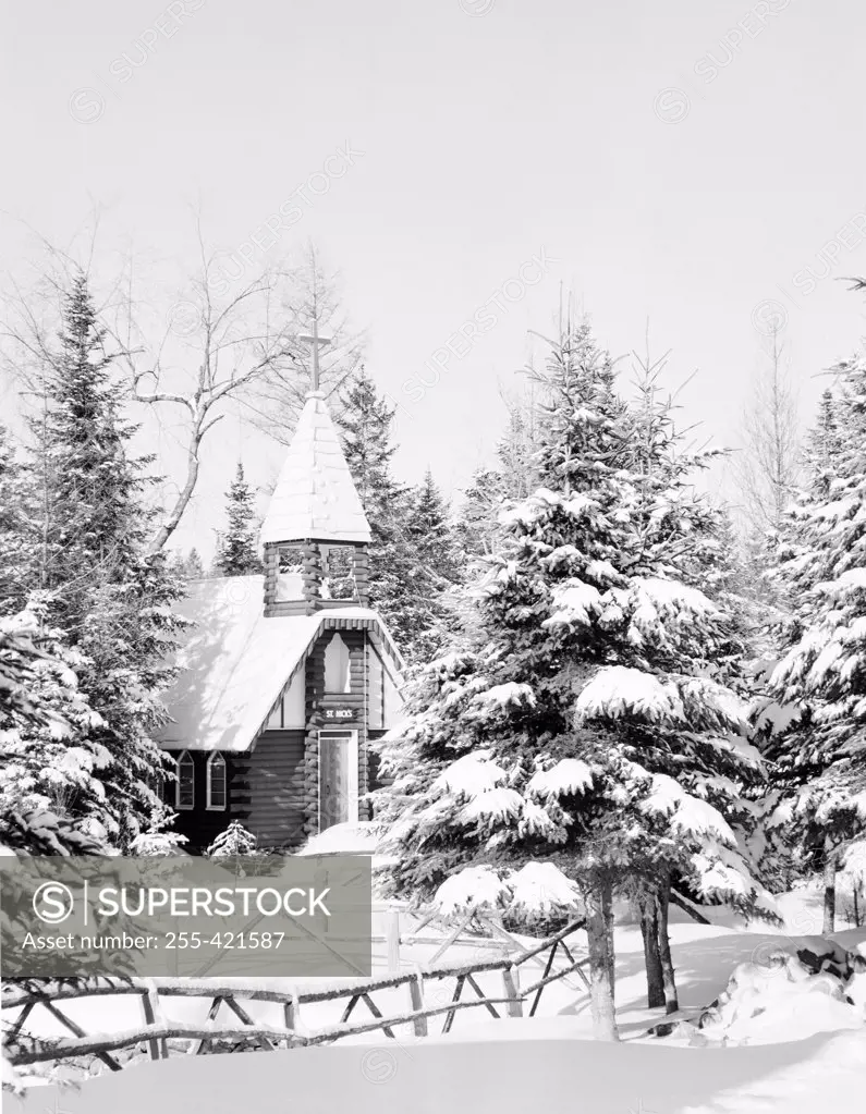 USA, New Hampshire, Jefferson, chapel in snow covered woods