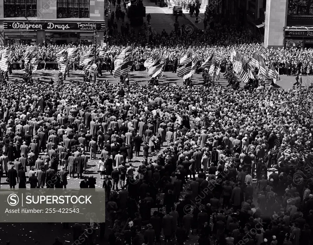 USA, New York City, Spectators during General Douglas MacArthur parade in April 1951