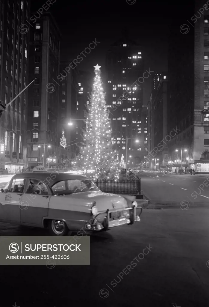 USA, New York State, New York City, christmas decorations on Park Avenue seen from 51st Street, 1956