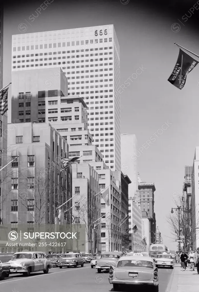 USA, New York State, New York City, Fifth Avenue with Tishman Building seen from 49th Street