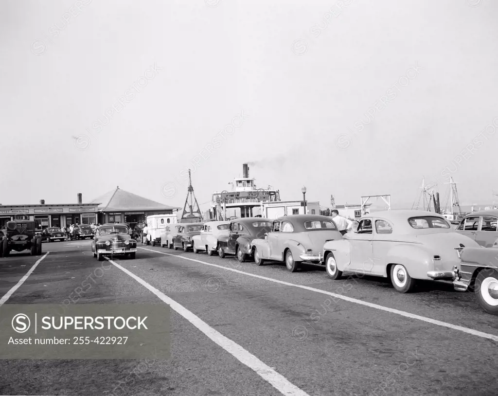 USA, Rhode Island, Jamestown, cars waiting for ferry