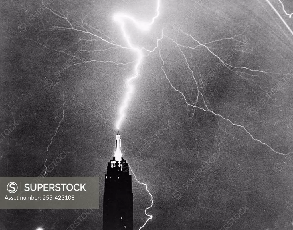 USA, New York State, New York City, Empire State Building in heavy lightning