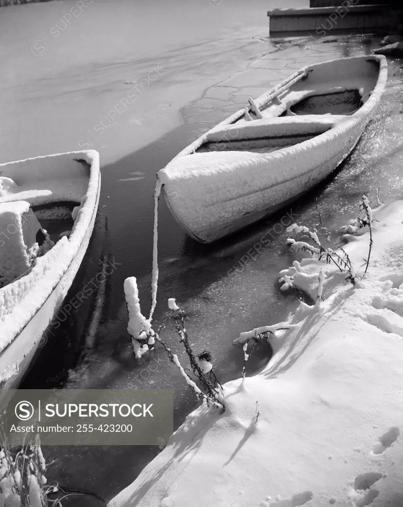 USA, New York, Long Island, Snow covered boats on Amityville River