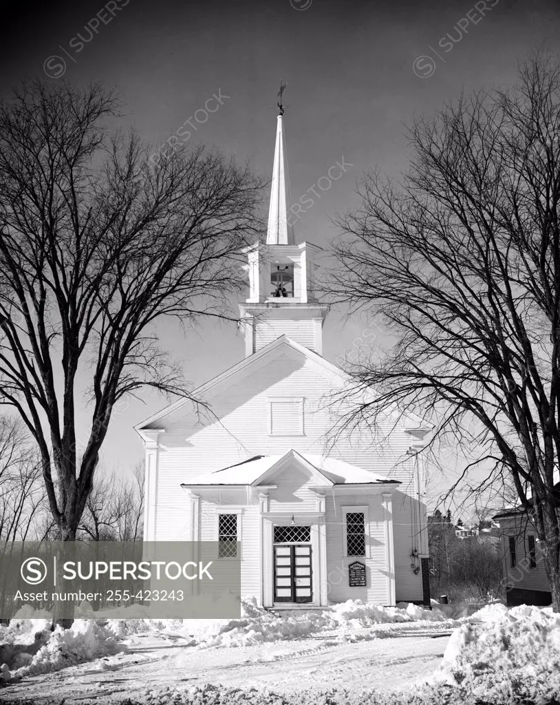 USA, East Templeton, church in winter