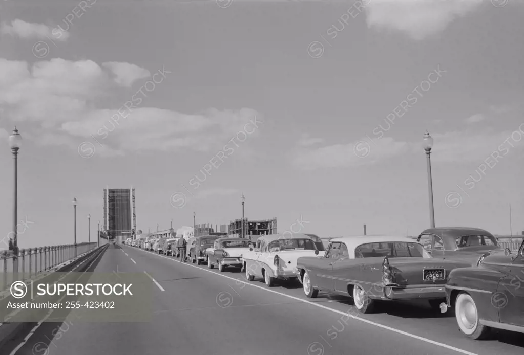 USA, Pennsylvania, Philadelphia, Cars waiting on bridge
