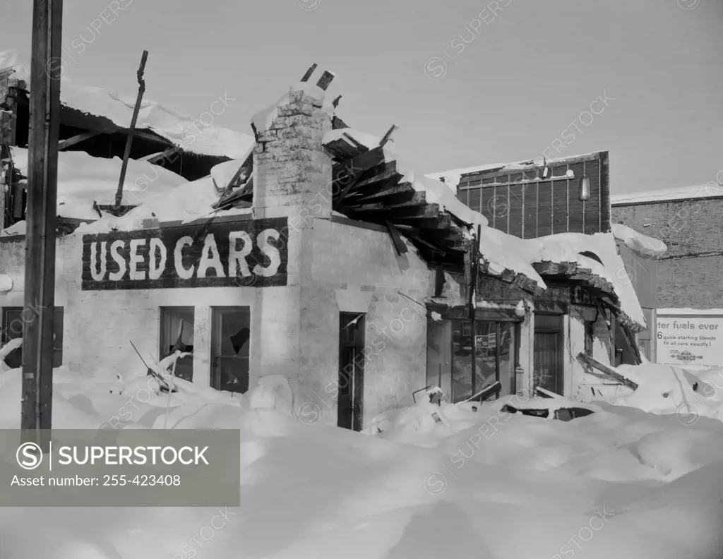 USA, Pennsylvania, Ruined car garage in snow