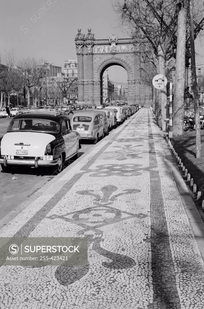 Spain, Catalonia, Barcelona, Row of cars in street near Arc de Triumph