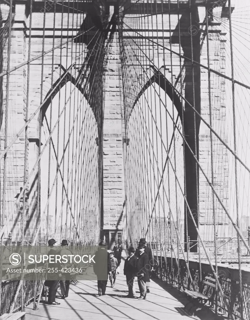USA, New York, New York City, Pedestrians on Brooklyn bridge