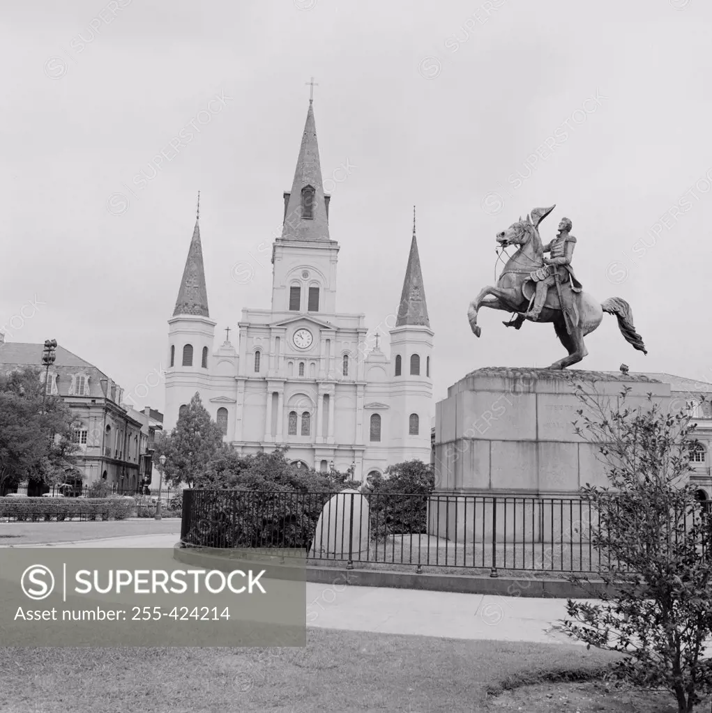 USA, Louisiana, New Orleans, Jackson Square, Statue of Andrew Jackson near St. James Cathedral