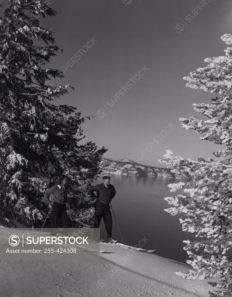 USA, Oregon, couple cross-country skiing by Crater Lake