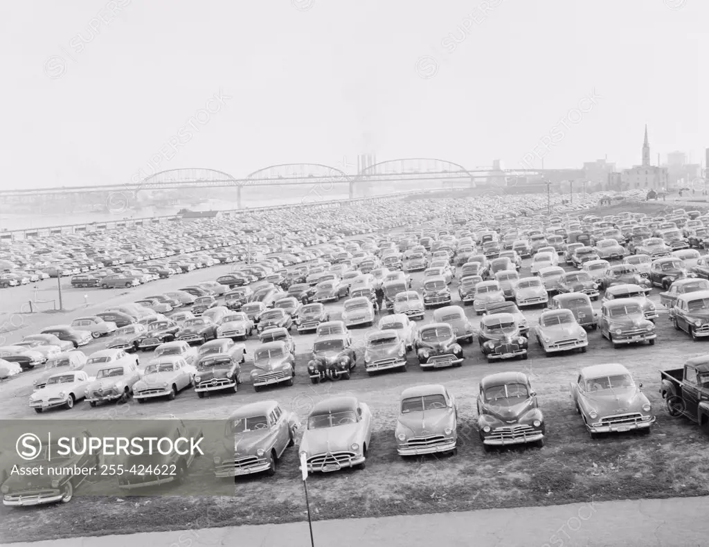 USA, St. Louis, Large parking lot along Mississippi River, MacArthur Bridge in the background