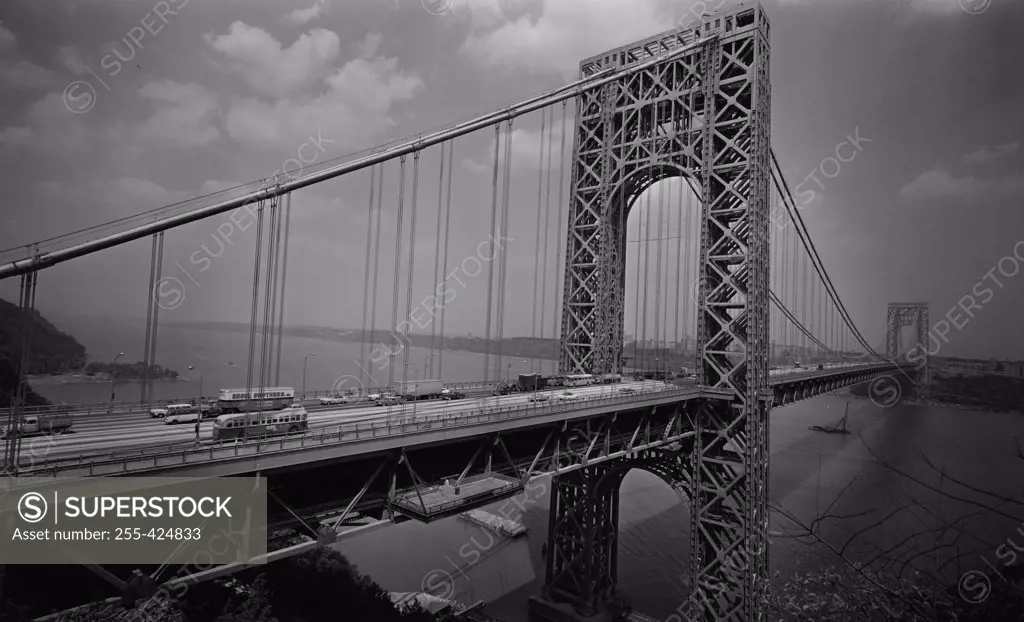 USA, New York State, New York City, George Washington Bridge and cars on bridge