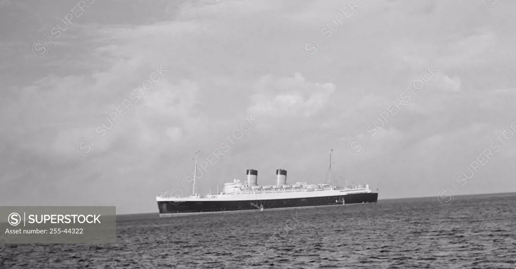 Cruise ship in the sea, RMS Mauritania