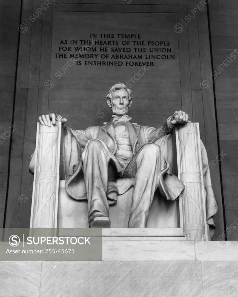 Abraham Lincolns statue in a memorial, Lincoln Memorial, Washington DC, USA