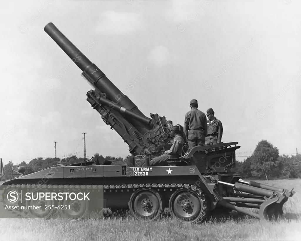 Three soldiers on a howitzer, 8 inch Self-Propelled Howitzer, US Military
