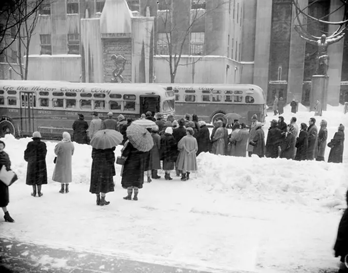 USA, New York State, New York City, People boarding bus on Fifth Avenue at Rockefeller Center