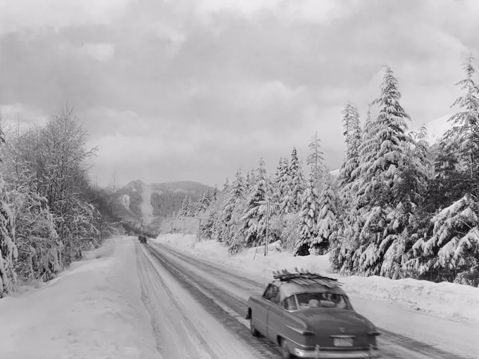 USA, Washington,  Cascade Mountains, icy highway