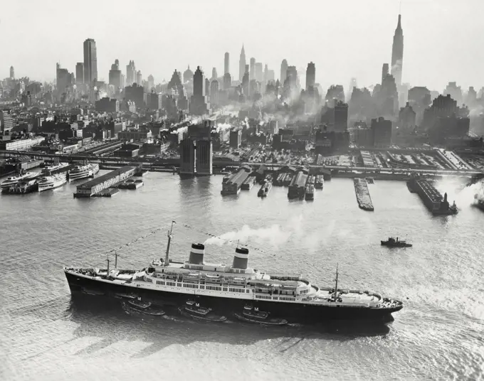 Vintage photograph. SS independence on her maiden voyage entering New York harbor