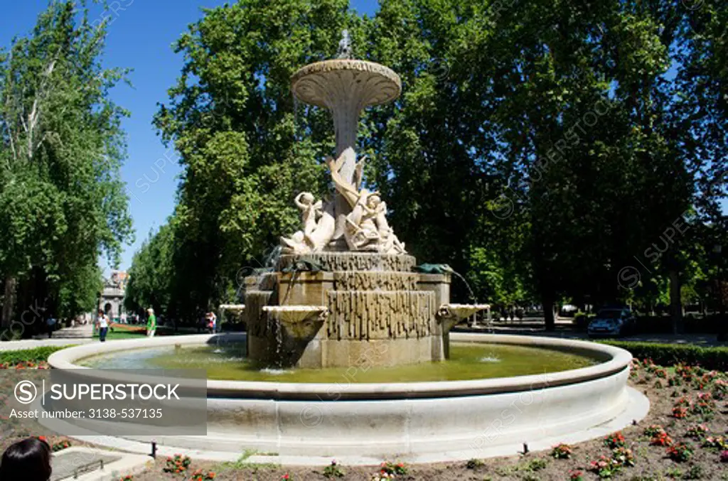 Spain, Madrid, Fountain in Buen Retiro Park