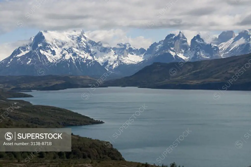 Lake in front of a mountain range, Del Toro Lake, Torres Del Paine National Park, Magallanes and Antartica Chilena Region, Chile