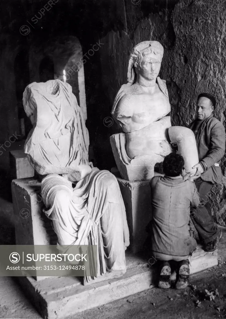 Roman statues in minturno, 1956