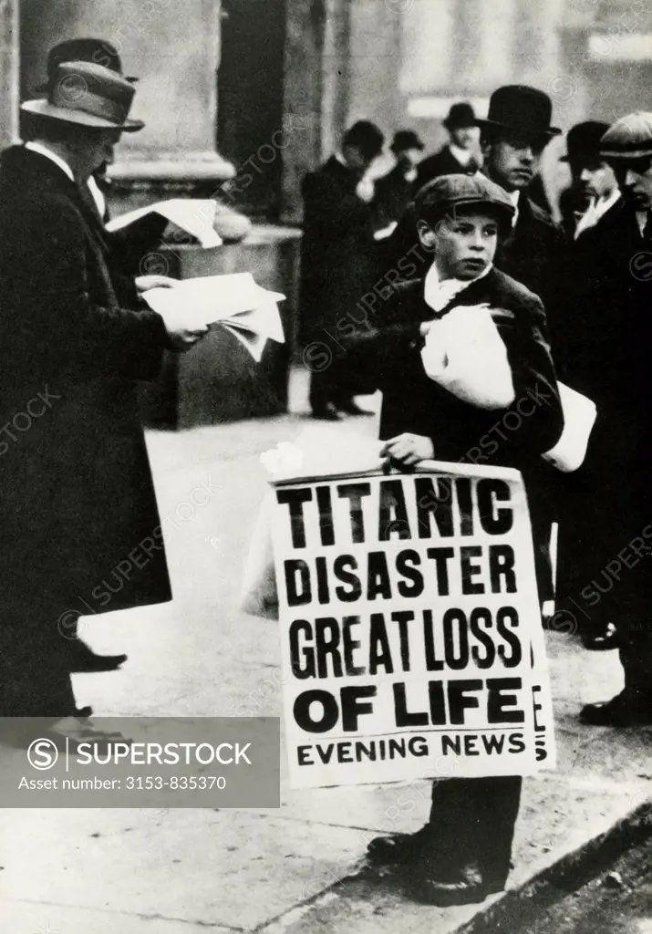 Gli strilloni annunciano l´affondamento della nave Titanic, Londra, 1912