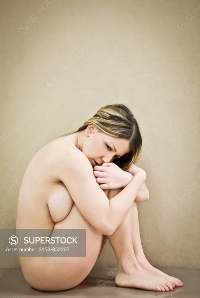 donna nuda rannicchiata