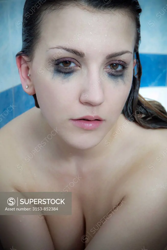 donna struccata nella vasca da bagno