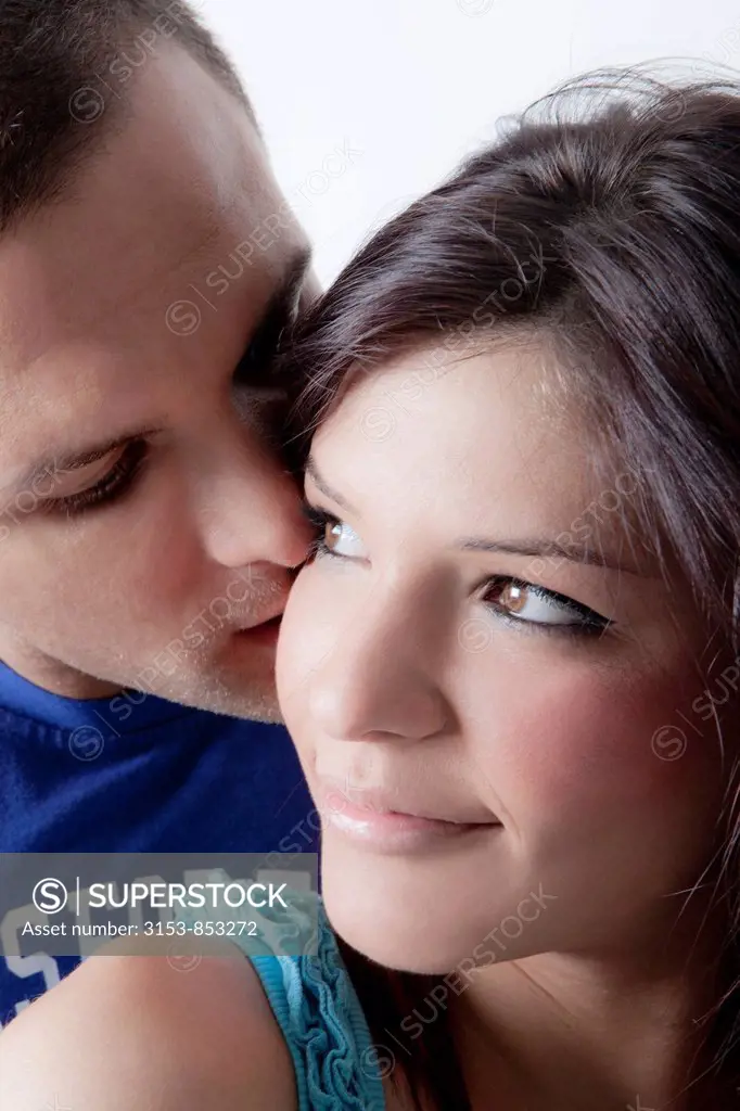 ragazzo bacia una ragazza