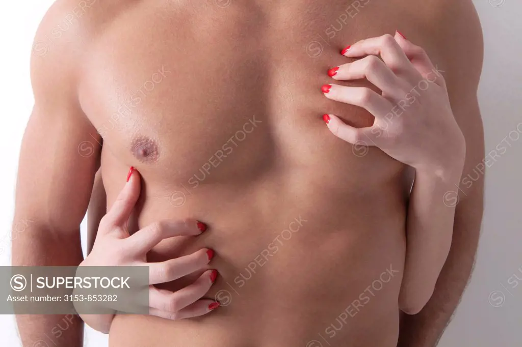 mani di una donna graffiano il petto di un uomo