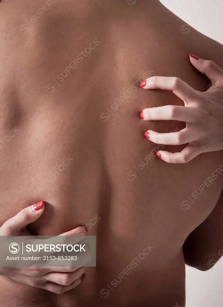 mani di una donna graffiano la schiena di un uomo