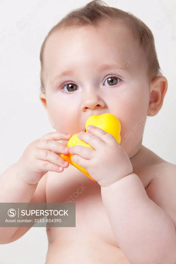 bambina con giocattolo in bocca