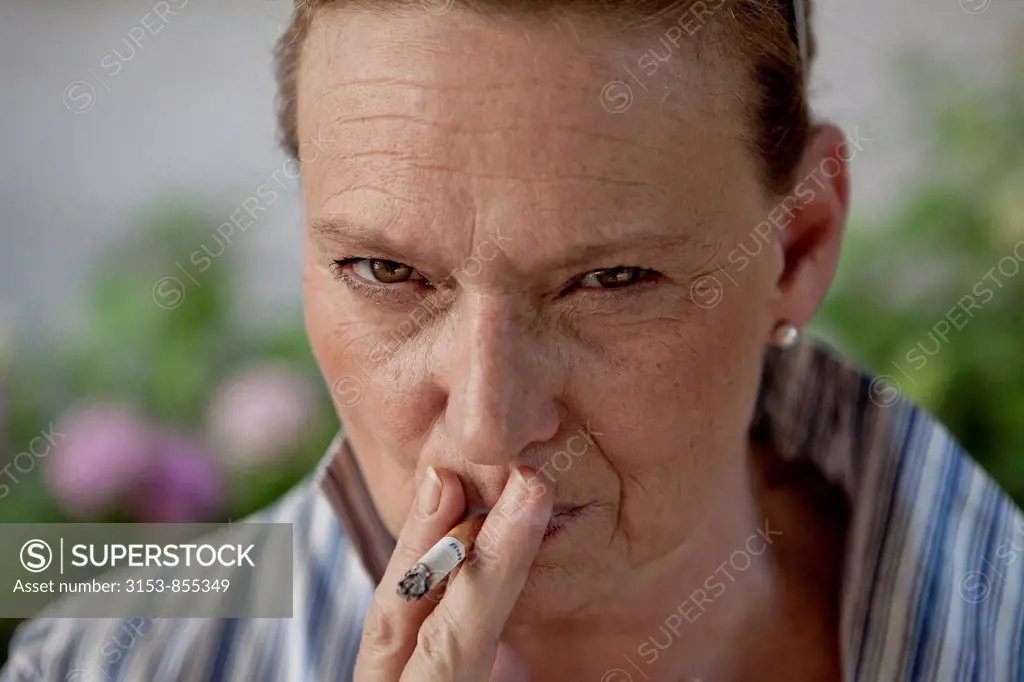 donna arrabbiata mentre fuma una sigaretta